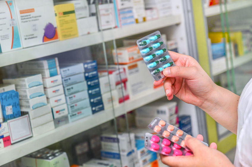 100324769_s Person holding pills